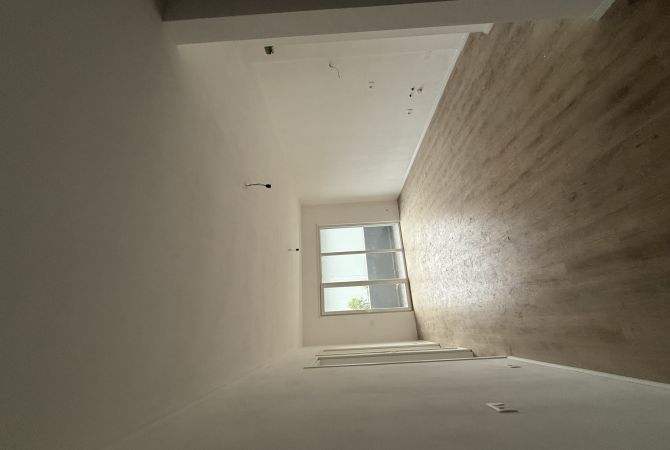 Shtepi ne shitje Apartament ne Tirane, 2+1, Mobilimi Bosh, pa mobiluar, Pagesa 93,000  Euro.