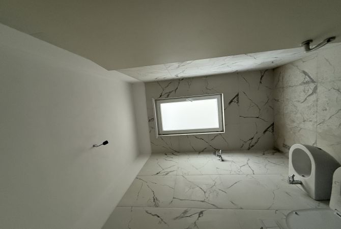 Shtepi ne shitje Apartament ne Tirane, 2+1, Mobilimi Bosh, pa mobiluar, Pagesa 93,000  Euro.