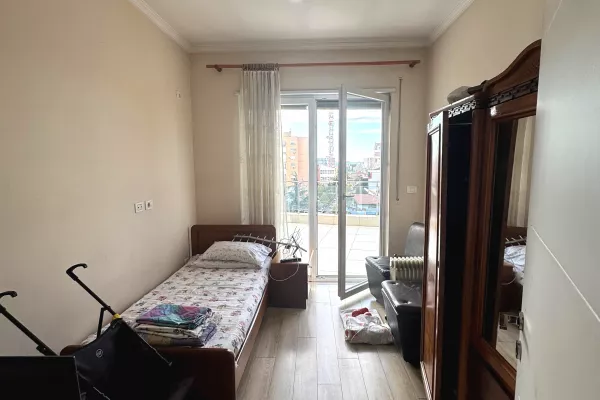 Shtepi ne shitje Apartament ne Tirane, 3+1, Mobilimi E mobiluar, Pagesa 235,000  Euro.