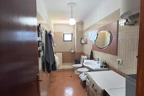 Shtepi ne shitje Apartament ne Tirane, 2+1, Mobilimi E mobiluar, Pagesa 130,000  Euro.