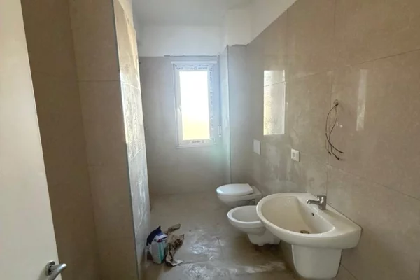 Shtepi me qera Apartament ne Tirane, 2+1, Mobilimi Bosh, pa mobiluar, Pagesa 350  Euro.