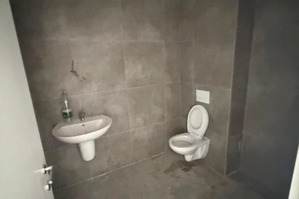 Shtepi me qera Apartament ne Tirane, 2+1, Mobilimi Bosh, pa mobiluar, Pagesa 350  Euro.