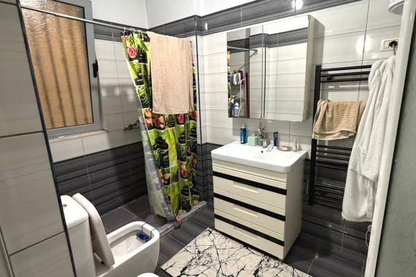 Shtepi ne shitje Apartament ne Tirane, 2+1, Mobilimi E mobiluar, Pagesa 130,000  Euro.