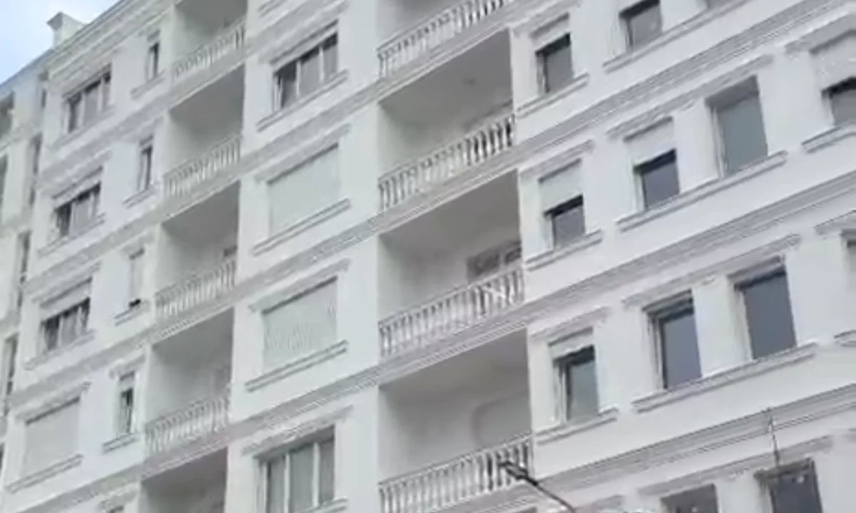 Shtepi ne shitje Apartament ne Tirane, 2+1, Mobilimi Bosh, pa mobiluar, Pagesa 93,000  Euro.