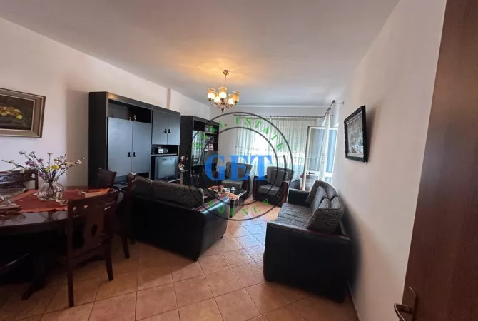 Shtepi ne shitje Apartament ne Durres, 2+1, Mobilimi E mobiluar, Pagesa 125,000  Euro.