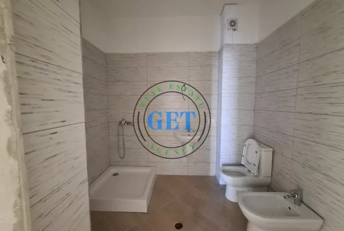 Shtepi ne shitje Apartament ne Durres, 2+1, Mobilimi Bosh, pa mobiluar, Pagesa 143,000  Euro.