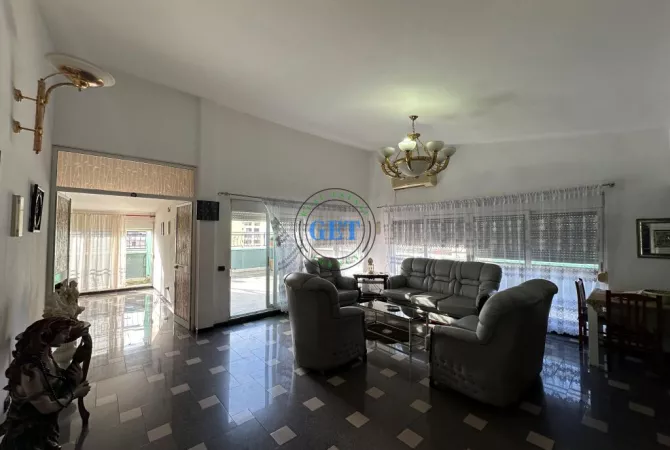 Shtepi ne shitje Papafingo(kati i catise) ne Durres, 4+1, Mobilimi E mobiluar, Pagesa 190,000  Euro.