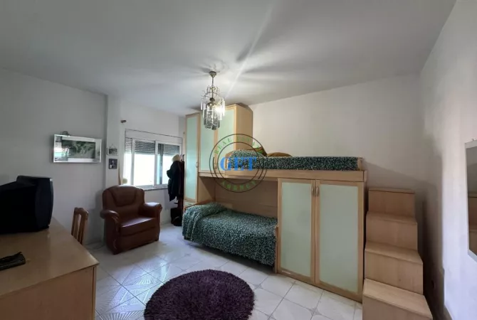 Shtepi ne shitje Papafingo(kati i catise) ne Durres, 4+1, Mobilimi E mobiluar, Pagesa 190,000  Euro.