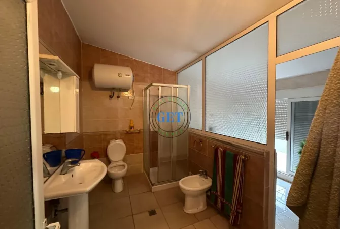 Shtepi ne shitje Papafingo(kati i catise) ne Durres, 4+1, Mobilimi E mobiluar, Pagesa 190,000  Euro.