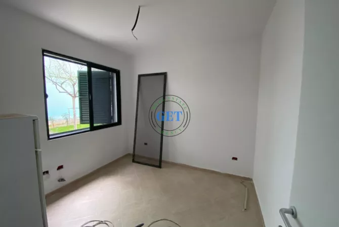 Shtepi ne shitje Apartament ne Durres, 2+1, Mobilimi Bosh, pa mobiluar, Pagesa 105,000  Euro.