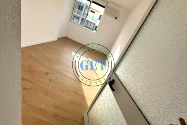Shtepi ne shitje Apartament ne Durres, 1+1, Mobilimi Bosh, pa mobiluar, Pagesa 65,000  Euro.