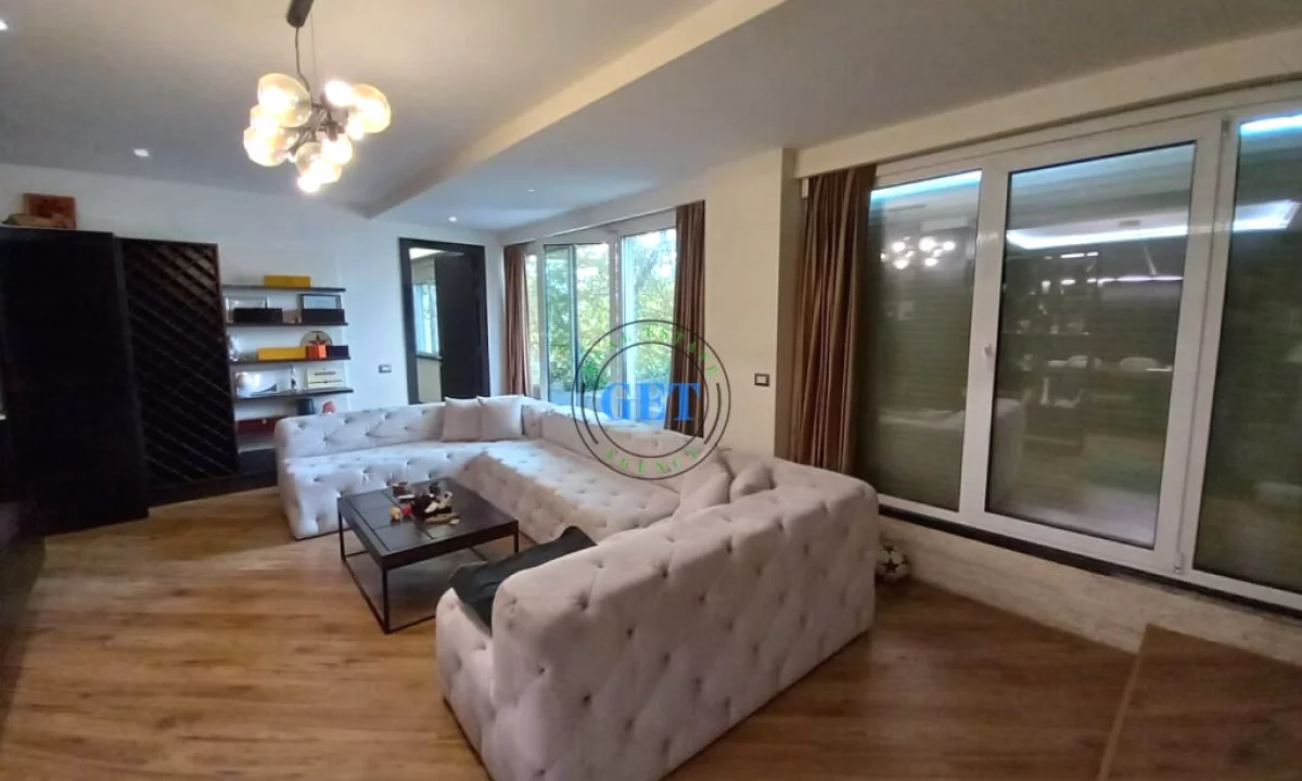 Shtepi ne shitje Apartament ne Durres, 4+1, Mobilimi E mobiluar, Pagesa 500,000  Euro.