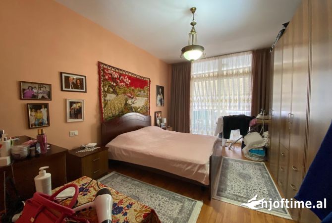 Shtepi ne shitje Apartament ne Tirane, 2+1, Mobilimi E mobiluar, Pagesa 293,000  Euro.