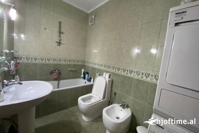 Shtepi ne shitje Apartament ne Tirane, 2+1, Mobilimi E mobiluar, Pagesa 293,000  Euro.