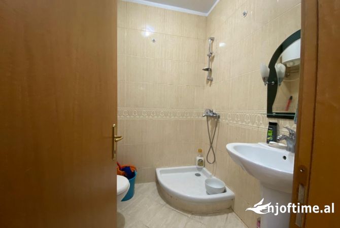 Shtepi ne shitje Apartament ne Tirane, 2+1, Mobilimi E mobiluar, Pagesa 293,000  Euro.