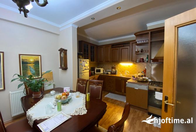 Shtepi ne shitje Apartament ne Tirane, 2+1, Mobilimi E mobiluar, Pagesa 293,000  Euro.