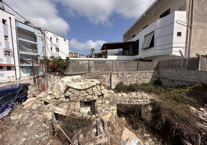 SHITET TRUALLI TEK RRUGA E RE NE VLORE