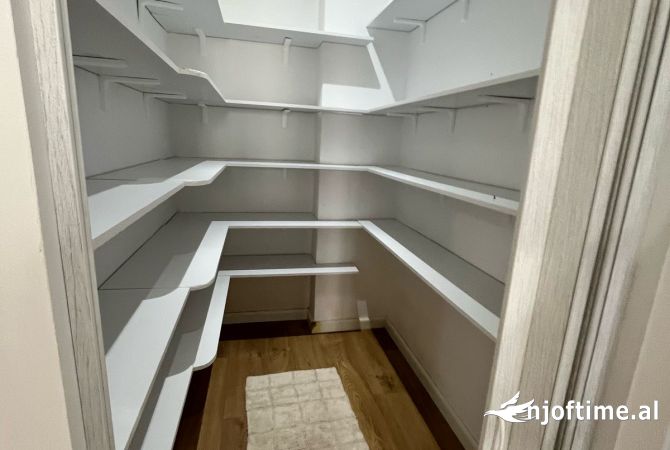 Shtepi ne shitje Apartament ne Vlore, 2+1, Mobilimi Pjeserisht e mobiluar, Pagesa 214,500  Euro.