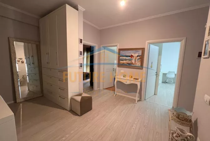 Shtepi ne shitje Apartament ne Tirane, 3+1, Mobilimi E mobiluar, Pagesa 231,000  Euro.
