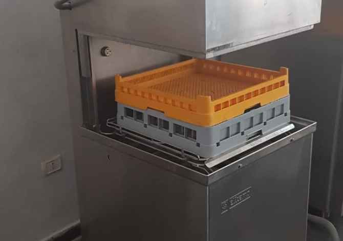 Paisje fast foodidhe restoranti ne shitje.