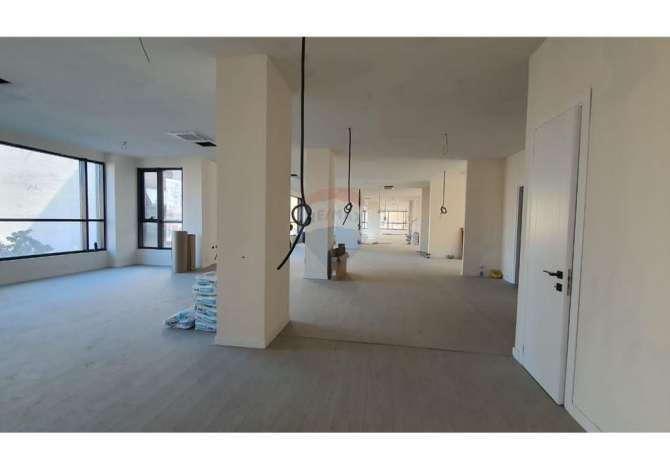 Ambient komercial per qira prane Pazarit te Ri!