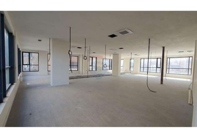 Ambient komercial per qira prane Pazarit te Ri!