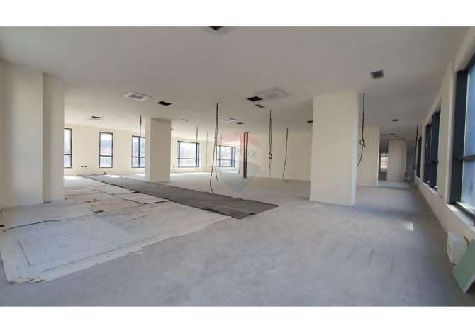 Ambient komercial per qira prane Pazarit te Ri!