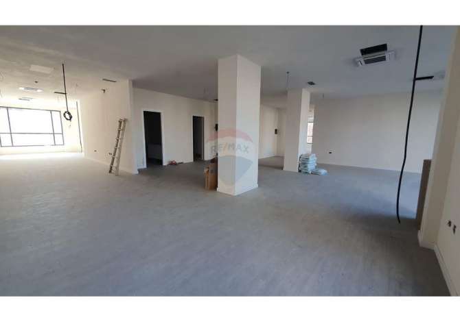 Ambient komercial per qira prane Pazarit te Ri!