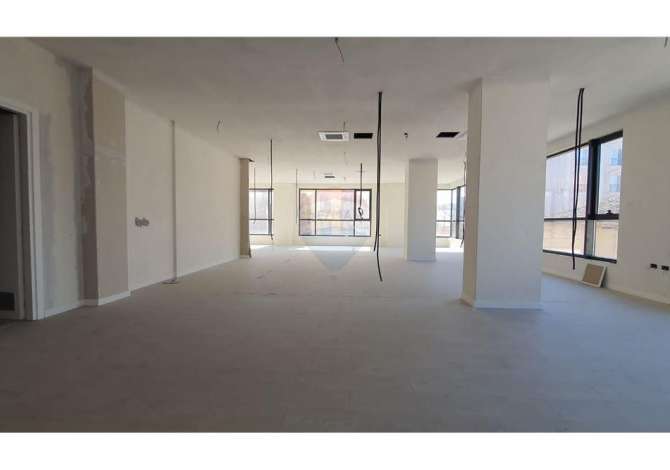 Ambient komercial per qira prane Pazarit te Ri!