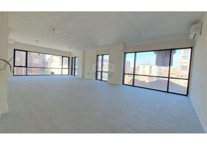 Ambient komercial per qira prane Pazarit te Ri!