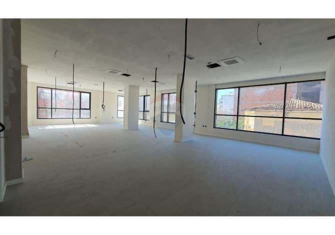 Ambient komercial per qira prane Pazarit te Ri!