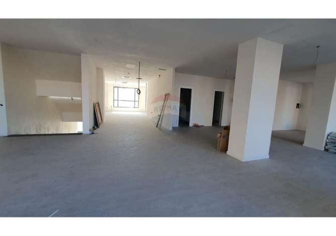 Ambient komercial per qira prane Pazarit te Ri!