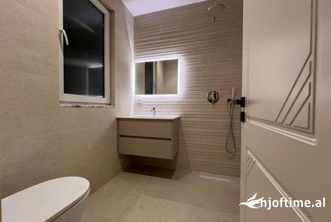 Shtepi ne shitje Apartament ne Tirane, 2+1, Mobilimi E mobiluar, Pagesa 180,000  Euro.