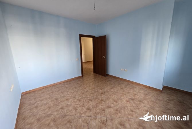 Ambiente Commerciale in Affitto 3+1 a Durazzo - 250 Euro