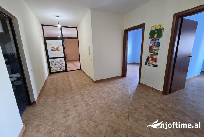 Ambiente Commerciale in Affitto 3+1 a Durazzo - 250 Euro