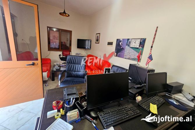 JEPET KAPANON ME QERA NE VORE, AUTOSTRADA TIRANE - DURRES