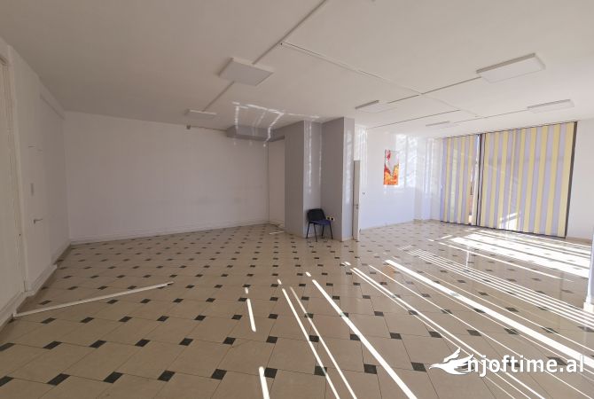 Shtepi me qera  ne Durres, 3+1, Mobilimi , Pagesa 1,500  Euro.