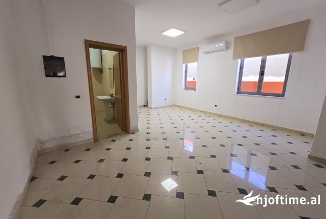 Shtepi me qera  ne Durres, 3+1, Mobilimi , Pagesa 1,500  Euro.