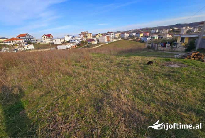Truall ose Toke  ne Durres - 300,000 Euro