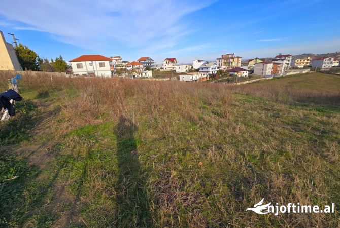 Truall ose Toke  ne Durres - 300,000 Euro