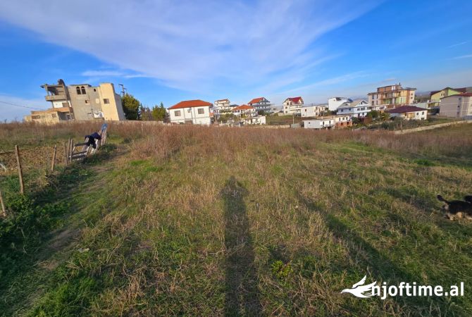 Truall ose Toke  ne Durres - 300,000 Euro