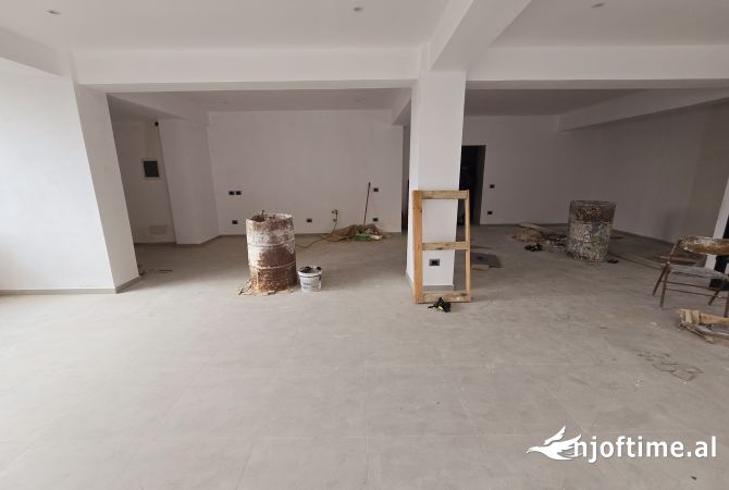 Ambient biznesi me qera 2+1 ne Durres - 1,500 Euro