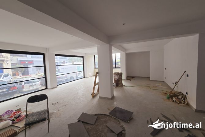 Ambient biznesi me qera 2+1 ne Durres - 1,500 Euro