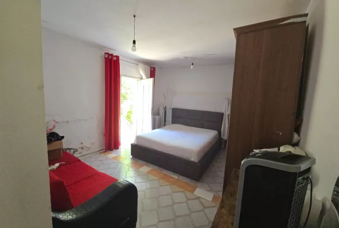 Shtepi ne shitje Shtepi Private ne Durres, 2+1, Mobilimi E mobiluar, Pagesa 5,500,000  Leke.