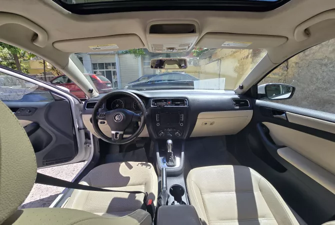 Makina ne shitje ne Durres, Volkswagen, 2013 gasoline-gas,Kambio Automatik Pagesa 75,000  Euro.