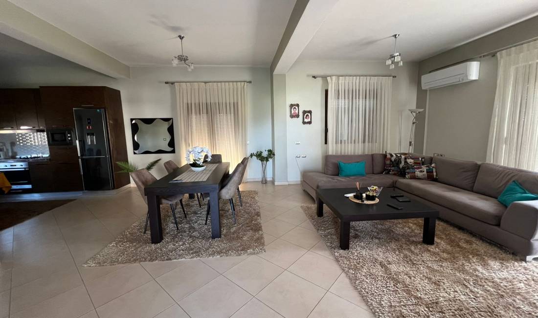 Shtepi me qera Vila Luksoze ne Tirane, 4+1, Mobilimi E mobiluar, Pagesa 700  Euro.