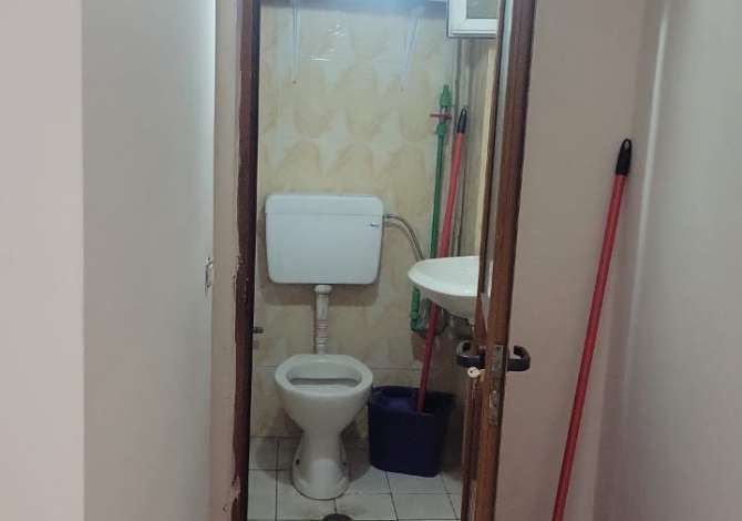 Jepet Dyqan me Qera prane qendres Globe