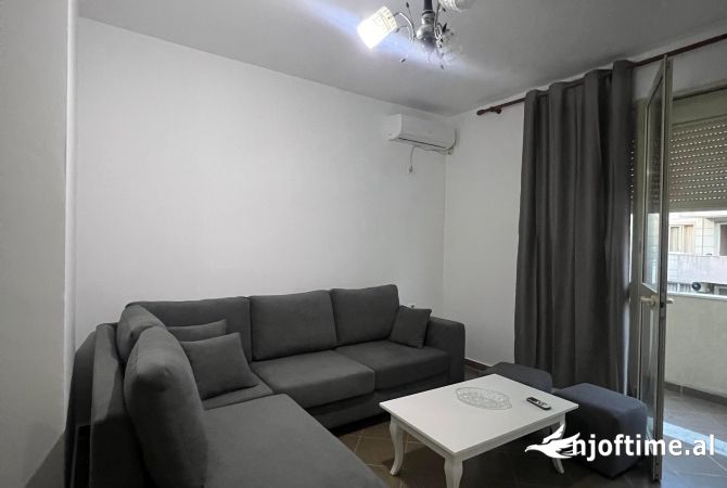 Shtepi me qera Apartament ne Tirane, 2+1, Mobilimi E mobiluar, Pagesa 400  Euro.