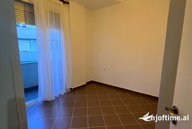 Shtepi me qera Apartament ne Tirane, 2+1, Mobilimi E mobiluar, Pagesa 400  Euro.