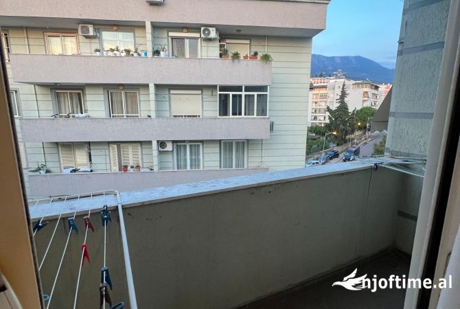Shtepi me qera Apartament ne Tirane, 2+1, Mobilimi E mobiluar, Pagesa 400  Euro.